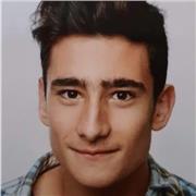 Estudiante de Arquitectura da clases de refuerzo de las asignaturas de matemáticas y fisica